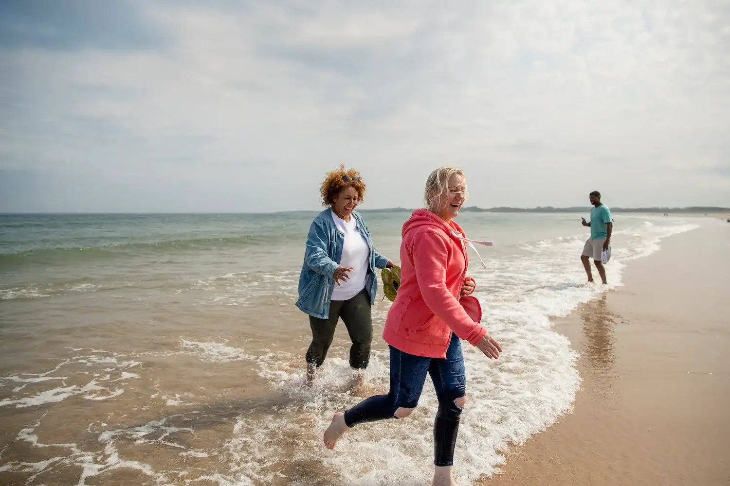 iStock-1399563520 Women at the Beach